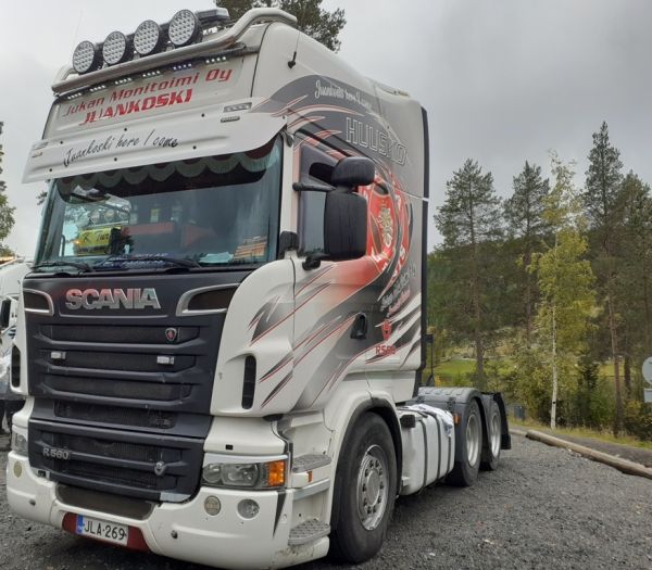 Klikkaa kuvaa nähdäksesi se täysikokoisena
==============
Jukan Monitoimen Scania R560
Jukan Monitoimi Oy:n Scania R560 rekkaveturi.
Avainsanat: Jukan Monitoimi Huusko Scania R560 Tahko26 Jukan Monitoimen Scania R560
Jukan Monitoimi Oy:n Scania R560 rekkaveturi.
Avainsanat: Jukan Monitoimi Huusko Scania R560 Tahko26