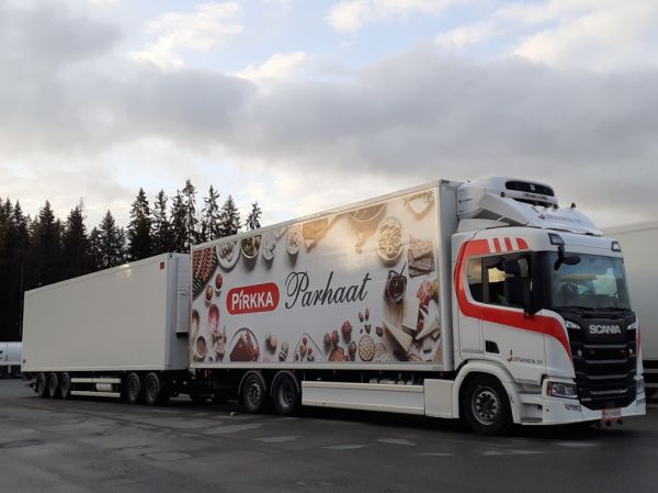 Jurvasen Scania R500
Keskon ajossa oleva Jurvanen Oy:n Scania R500 täysperävaunuyhdistelmä.
Avainsanat: Kesko Jurvanen Pirkka Scania R500 ABC Hirvaskangas