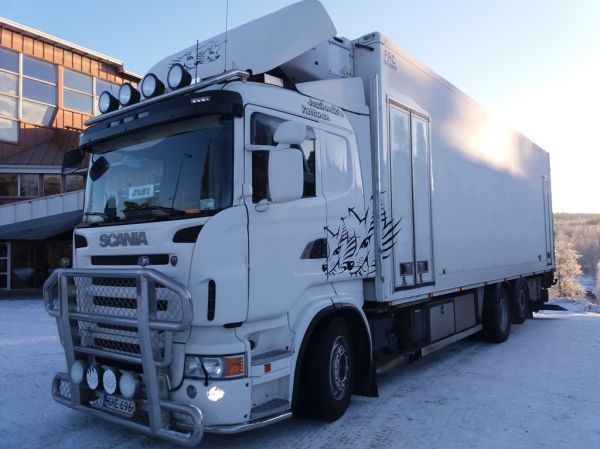 Jussinmäki&Kettusen Scania
Jussinmäki&Kettunen Ky:n Scania jakeluauto.
Avainsanat: Jussinmäki&Kettunen Scania Joni