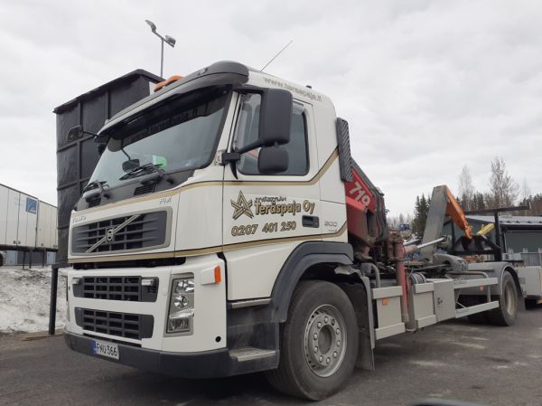 Jyväskylän Teräspajan Volvo M300
Jyväskylän Teräspaja Oy:n nosturilla varustettu Volvo FM300 koukkulava-auto.
Avainsanat: Teräspaja Volvo FM300