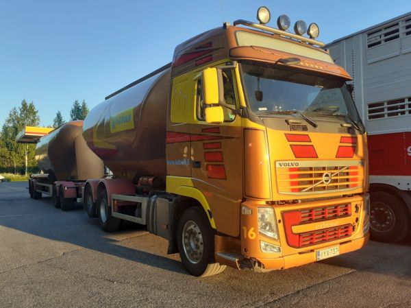 K-S Bulkin Volvo FH
K-S Bulk Oy:n Volvo FH täysperävaunuyhdistelmä.
Avainsanat: K-S-Bulk Volvo FH Shell Hirvaskangas 16