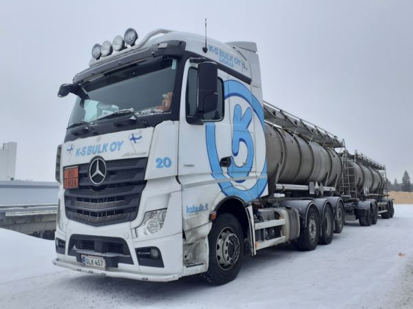 K-S Bulkin MB 3551 Actros 
K-S Bulk Oy:n MB 3551 Actros säiliöyhdistelmä. 
Avainsanat: K-S-Bulk MB 3551 Actros 20