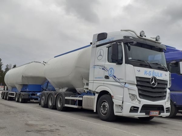 K-S Bulkin MB 3553 Actros
K-S Bulk Oy:n MB 3553  Actros säiliöyhdistelmä.
Avainsanat: K-S-Bulk MB 3553 Actros ABC