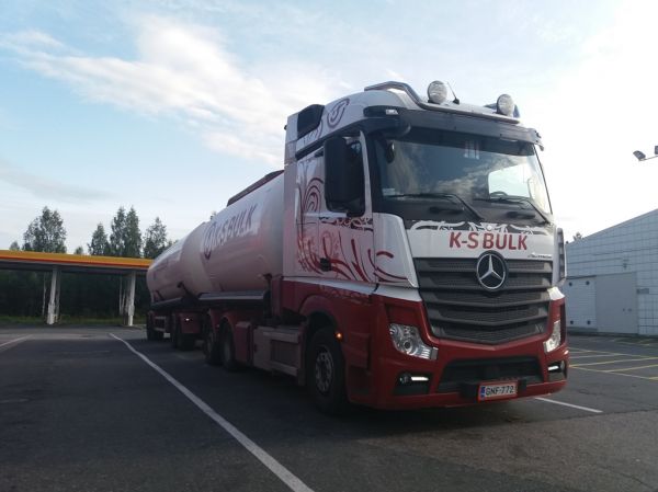 K-S Bulkin MB Actros
K-S Bulk Oy:n MB Actros säiliöyhdistelmä.
Avainsanat: K-S-Bulk MB Actros Shell Hirvaskangas