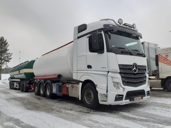 K-S Bulkin MB 3553 Actros
K-S Bulk Oy:n MB 3553 Actros säiliöyhdistelmä.
Avainsanat: K-S-Bulk MB 3553 Actros Shell Hirvaskangas