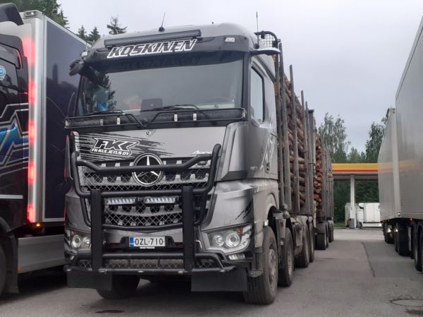 FK-Kuljetuksen MB 3763 Arocs
FK-Kuljetus Oy:n MB 3763 Arocs puutavarayhdistelmä.
Avainsanat: FK-Kuljetus Koskinen MB 3763 Arocs Shell Hirvaskangas