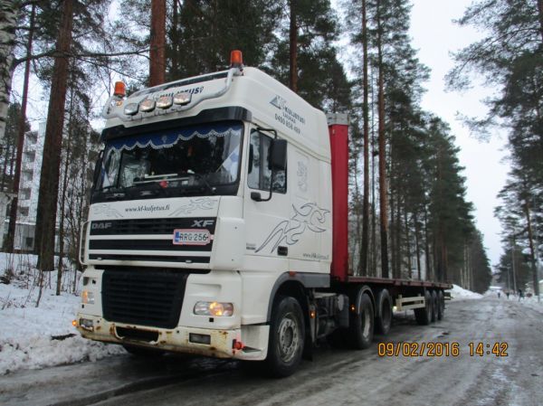 KF Kuljetuksen DAF XF 95.480
KF Kuljetus Oy:n DAF XF 95.480 puoliperävaunuyhdistelmä.
Avainsanat: KF Kuljetus DAF XF 95.480