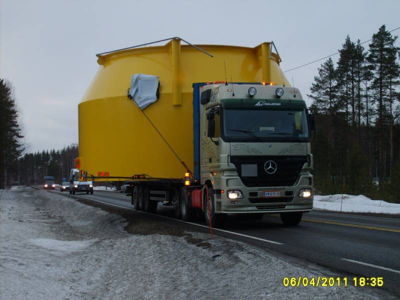 KF-Kuljetuksen MB Actros
KF-Kuljetus Oy:n MB Actros puoliperävaunuyhdistelmä kyydissään neljäs Saarijärven Säiliötuotteen tekemä Sodankylään menossa oleva säiliö.
Avainsanat: KF-Kuljetus MB Actros Erikoiskuljetus