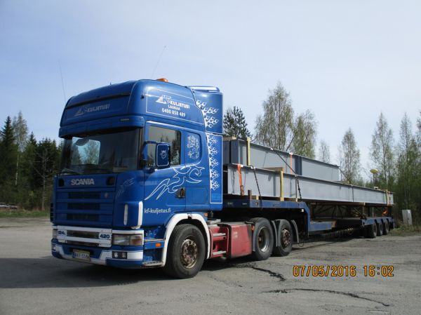 KF-Kuljetuksen Scania 124
KF-Kuljetus Oy:n Scania 124 puoliperävaunuyhdistelmä.
Avainsanat: KF-Kuljetus Scania 124