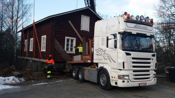 KF-Kuljetuksen Scania  R560
KF-Kuljetus Oy:n Scania R560 puoliperävaunuyhdistelmä siirtämässä Hiskinmökkiä toiseen paikkaan Äänekoskella 22.1.2020.
Avainsanat: KF-Kuljetus Scania R560 Hiskinmökki