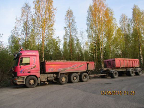 KKL-Kuljetuksen MB Actros
KKL-Kuljetus Ky:n MB Actros sorayhdistelmä.
Avainsanat: KKL-Kuljetus MB Actros Shell Hirvaskangas