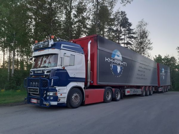 KM-Rahdin Scania R620
KM-Rahti Oy:n Scania R620 puoliperävaunu+vasikkayhdistelmä.
Avainsanat: KM-Rahti Scania R620 ABC Hirvaskangas