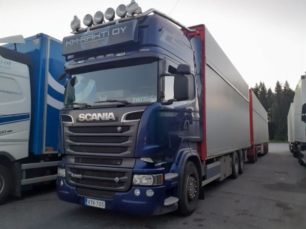 Klikkaa kuvaa nähdäksesi se täysikokoisena
==============
KM-Rahdin Scania R560
KM-Rahti Oy:n Scania R560 täysperävaunuyhdistelmä.
Avainsanat: KM-Rahti Scania R560 ABC Hirvaskangas Sykerö KM-Rahdin Scania R560
KM-Rahti Oy:n Scania R560 täysperävaunuyhdistelmä.
Avainsanat: KM-Rahti Scania R560 ABC Hirvaskangas Sykerö