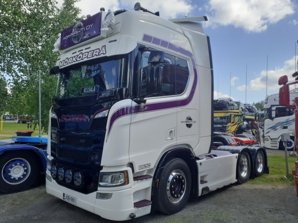 KM-Rahdin Scania R650
KM-Rahti Oy:n Scania R650 rekkaveturi.
Avainsanat: KM-Rahti Scania R650 Runni25 Mörköperä Keisala