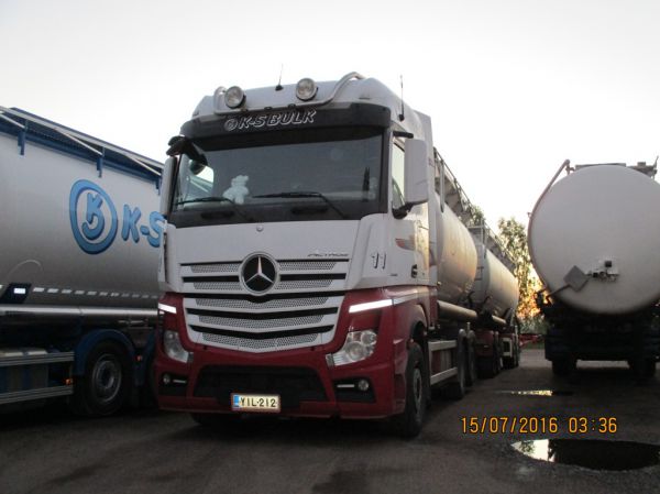 K-S Bulkin MB 2551 Actros 
K-S Bulk Oy:n MB 2551 Actros säiliöyhdistelmä.
Avainsanat: K-S-Bulk MB 2551 Actros 11