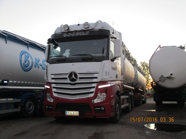 K-S Bulkin MB 2551 Actros 
K-S Bulk Oy:n MB 2551 Actros säiliöyhdistelmä.
Avainsanat: K-S-Bulk MB 2551 Actros 11