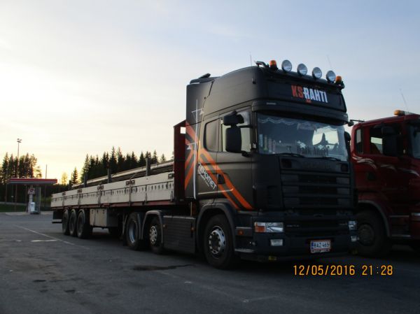 KS-Rahdin Scania 124
KS-Rahti Oy:n Scania 124 puoliperävaunuyhdistelmä.
Avainsanat: KS-Rahti Scania 124 ABC Hirvaskangas