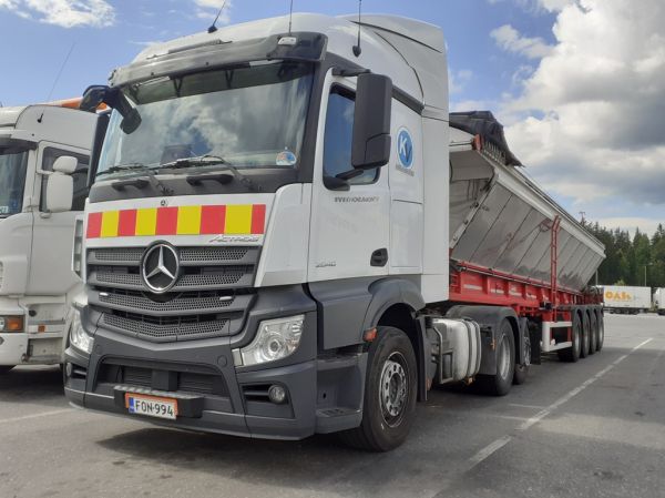 KV-Koneurakoinnin MB 2548 Actros
KV-Koneurakointi Oy:n MB 2548 Actros asfalttipuolikas.
Avainsanat: KV-Koneurakointi MB 2548 Actros ABC Hirvaskangas