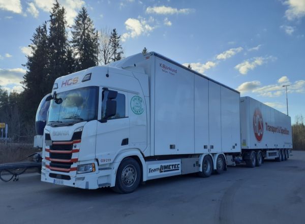 K Björklundin Scania R500
K Björklundin Scania R500 täysperävaunuyhdistelmä.
Avainsanat: Björklund Scania R500 ABC Hirvaskangas