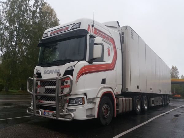 K Huhdan Scania R500
K Huhta Oy:n Scania R500 puoliperävaunuyhdistelmä.
Avainsanat: Huhta Scania R500 Shell Hirvaskangas