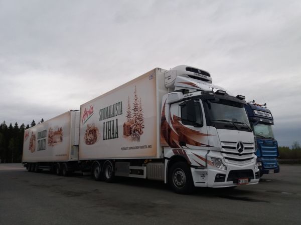 Klikkaa kuvaa nähdäksesi se täysikokoisena
==============
K Karhun MB 2551 Actros
K Karhu Oy:n MB 2551 Actros täysperävaunuyhdistelmä.
Avainsanat: Tuoretie Karhu Atria MB 2551 Actros ABC Hirvaskangas K Karhun MB 2551 Actros
K Karhu Oy:n MB 2551 Actros täysperävaunuyhdistelmä.
Avainsanat: Tuoretie Karhu Atria MB 2551 Actros ABC Hirvaskangas