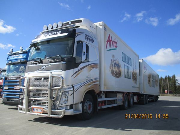 K Karhun Volvo FH
K Karhu Oy:n Volvo FH täysperävaunuyhdistelmä.
Avainsanat: Tuoretie Karhu Atria Volvo FH ABC Hirvaskangas
