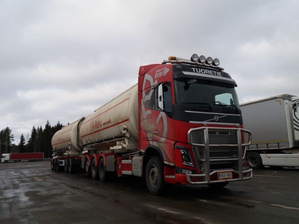 Klikkaa kuvaa nähdäksesi se täysikokoisena
==============
K Karhu Oy:n Volvo FH16
K Karhu Oy:n Volvo FH16 säiliöyhdistelmä.
Avainsanat: Karhu Volvo FH16 A-Rehu ABC Hirvaskangas K Karhu Oy:n Volvo FH16
K Karhu Oy:n Volvo FH16 säiliöyhdistelmä.
Avainsanat: Karhu Volvo FH16 A-Rehu ABC Hirvaskangas