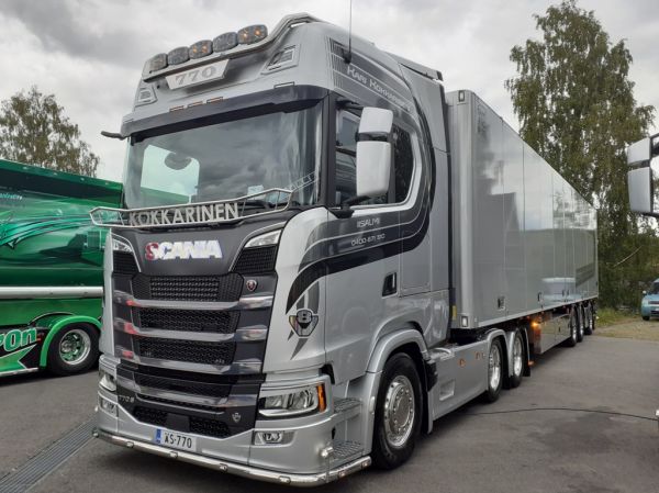 K Kokkarisen Scania 770S
K Kokkarisen Scania 770S puoliperävaunuyhdistelmä.
Avainsanat: Kokkarinen Scania 770S Himos23