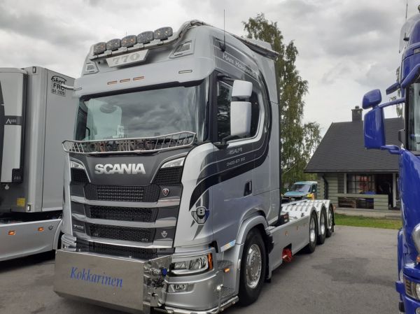 K Kokkarisen Scania 770S
K Kokkarisen Scania 770S koukkulava-auto.
Avainsanat: Kokkarinen Scania 770S Himos23