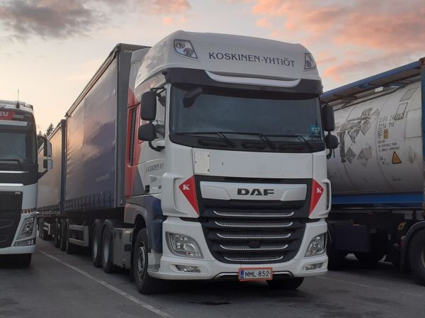 K Koskisen DAF XF
K Koskinen Ky:n DAF XF b-juna.
Avainsanat: K Koskinen DAF XF ABC Hirvaskangas B-juna