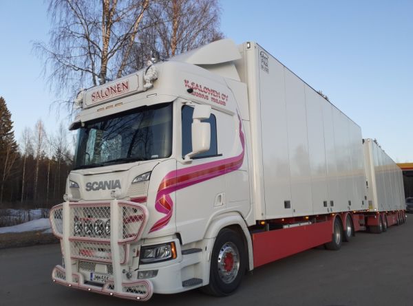 K Salosen Scania
K Salonen Oy:n Scania täysperävaunuyhdistelmä.
Avainsanat: Salonen Scania Shell Hirvaskangas