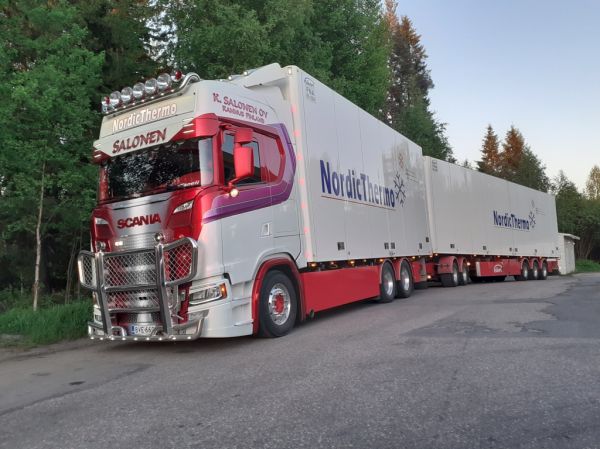 K Salosen Scania S650 
K Salonen Oy:n Scania S650 täysperävaunuyhdistelmä.
Avainsanat: Salonen Scania S650 Shell Hirvaskangas