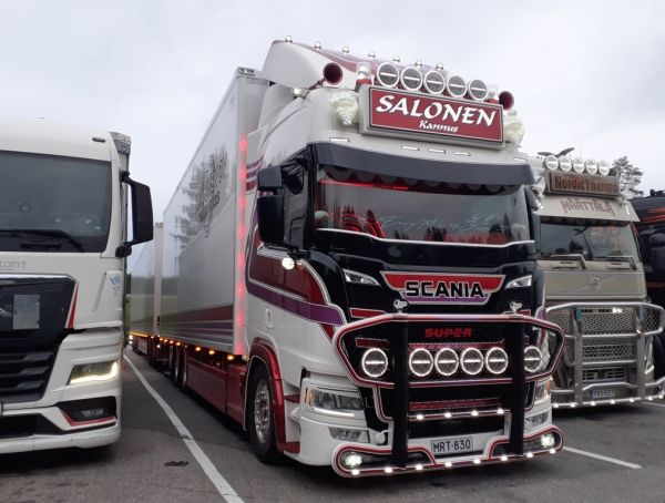 K Salosen Scania
K Salonen Oy:n Scania täysperävaunuyhdistelmä.
Avainsanat: Salonen Scania ST1 Hirvaskangas