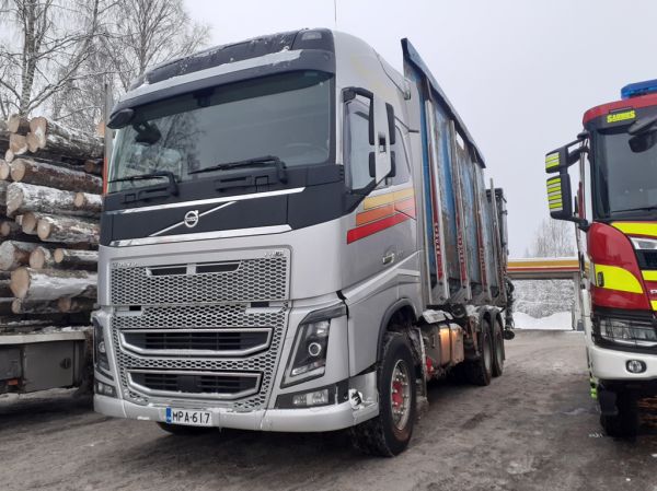 K Sirosen Volvo FH16
K Sironen Oy:n Volvo FH16 risuauto.
Avainsanat: Sironen Volvo FH16 Shell Hirvaskangas