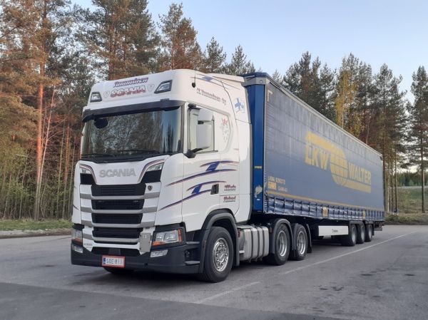 K Tammisen Scania S500
K Tamminen Oy:n Scania S500 puoliperävaunuyhdistelmä.
Avainsanat: Tamminen Scania S500 Shell Hirvaskangas