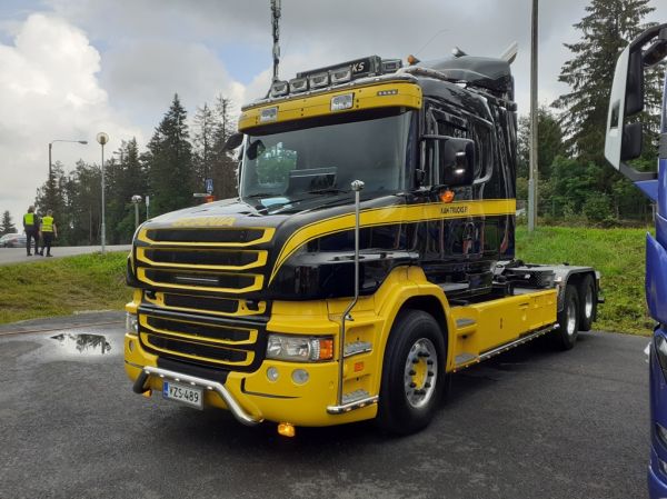 KAH-Trucksin Scania
KAH-Trucksin Scania koukkulava-auto.
Avainsanat: Kah-Trucks Scania Himos22