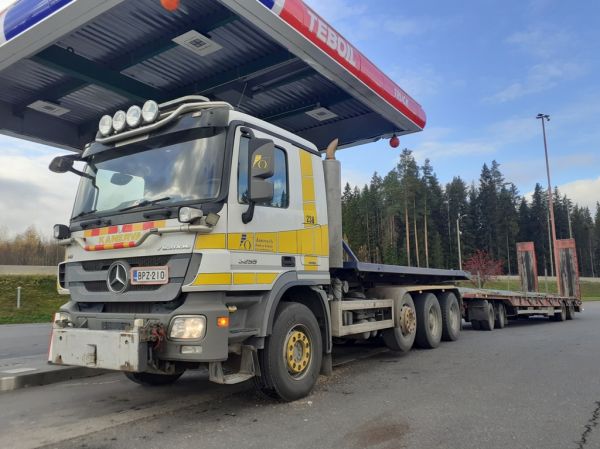 Kaide ja Kuljetus Kanerva Oy:n MB 3255 Actros
Kaide ja Kuljetus Kanerva Oy:n MB 3255 Actros täysperävaunuyhdistelmä.
Avainsanat: Kanerva MB 3255 Actros ABC Hirvaskangas 238