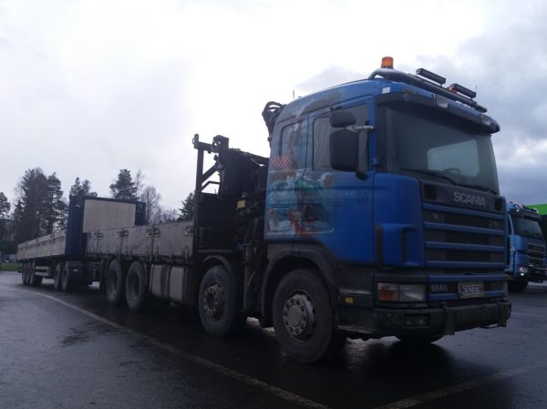 Kaide ja Kuljetus Kanerva Oy:n Scania 124
Kaide ja Kuljetus Kanerva Oy:n nosturilla varustettu Scania 124 täysperävaunuyhdistelmä.
Avainsanat: Kanerva Scania 124 Neste