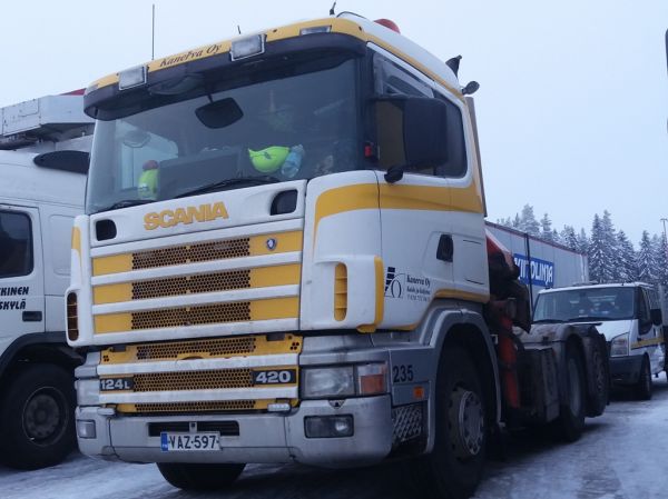 Kaide ja Kuljetus Kanerva Oy:n Scania 124
Kaide ja Kuljetus Kanerva Oy:n nosturilla varustettu Scania 124 rekkaveturi.
Avainsanat: Kanerva Scania 124 ABC Hirvaskangas 235