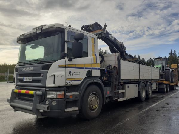 Kaide ja Kuljetus Kanerva Oy:n Scania
Kaide ja Kuljetus Kanerva Oy:n nosturilla varustettu Scanian täysperävaunuyhdistelmä.

Avainsanat: Kanerva Scania ABC Hirvaskangas 240