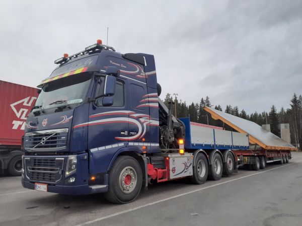 Kainuun Soran Volvo FH16
Kainuun Sora Oy:n nosturilla varustettu Volvo FH16 täysperävaunuyhdistelmä.
Avainsanat: Kainuun-Sora Volvo FH16 ABC Hirvaskangas