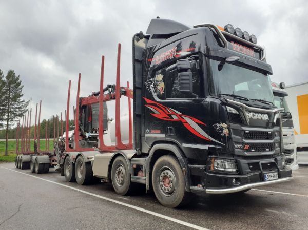 Kaitaisten Kuljetuksen Scania R770XT
Kaitaisten Kuljetus Oy:n Scania R770XT puutavarayhdistelmä.
Avainsanat: KaitaistenKuljetus Scania R770XT Shell Hirvaskangas