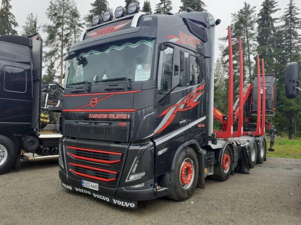 Kaitaisten Kuljetuksen Volvo FH16
Kaitaisten Kuljetus Oy:n Volvo FH16 puutavara-auto.
Avainsanat: KaitaistenKuljetus Volvo FH16 Tahko25