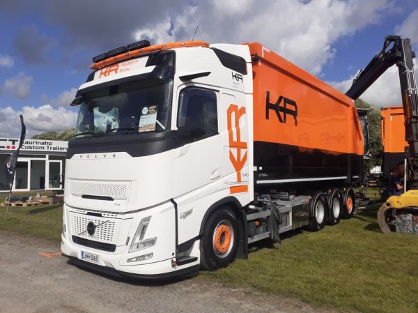 Kajaanin Romun Volvo FH540
Kajaanin Romu Oy:n Volvo FH540 täysperävaunuyhdistelmä.
Avainsanat: Kajaanin-Romu KR Volvo FH540 Alahärmä25