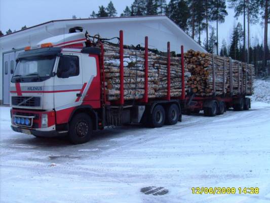 M Kaleniuksen Volvo FH12
M Kalenius Ay:n  Volvo FH12 puutavarayhdistelmä.
Avainsanat: Kalenius Volvo FH12