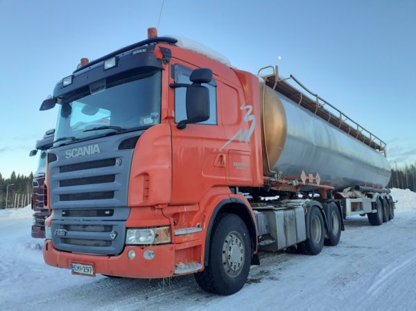 Kalketin Scania R620
Kalket Oy:n Scania R620 säiliöpuolikas.
Avainsanat: Kalket Scania R620 Hirvaskangas