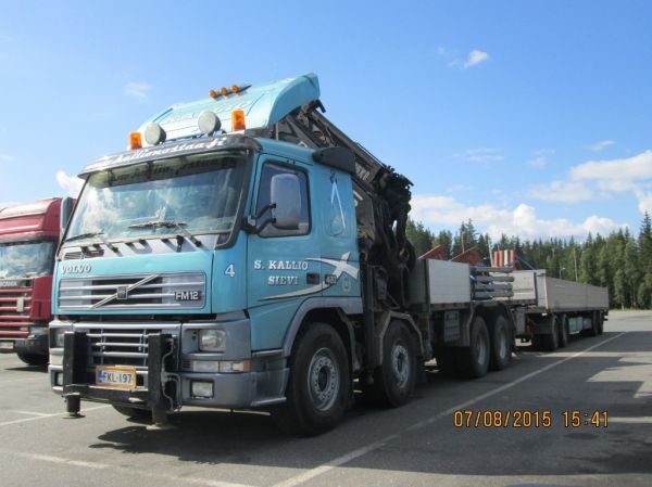 S Kallion Volvo FM12 
S Kallion nosturilla varustettu Volvo FM12 täysperävaunuyhdistelmä.
Avainsanat: Kallio Volvo FM12 ABC Hirvaskangas 4