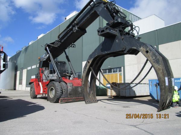 Kalmar Log Stacker RTD 3026 kurottaja
Metsä Fibren Äänekosken tehtaiden kuorimon Kalmar Log Stacker RTD 3026 kurottaja.
Avainsanat: Kalmar Log Stacker RTD 3026