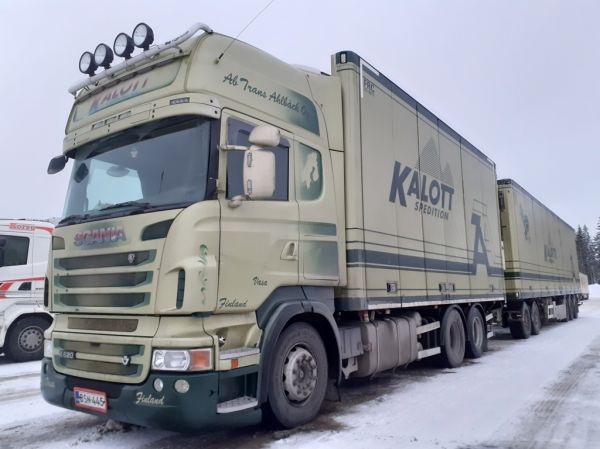 AB Trans Ahlbäck Oy:n Scania R620
Kalottihuolinnan ajossa oleva AB Trans Ahlbäck Oy:n Scania R620 täysperävaunuyhdistelmä.
Avainsanat: Kalottihuolinta Ahlbäck Scania R620 ABC Hirvaskangas