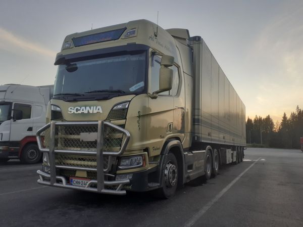 AB Trans Ahlbäck Oy:n Scania
Kalottihuolinnan ajossa oleva AB Trans Ahlbäck Oy:n Scania puoliperävaunuyhdistelmä.
Avainsanat: Kalottihuolinta Ahlbäck Scania ABC Hirvaskangas